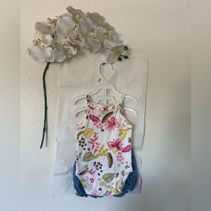 Kids bodysuit and bottom set.